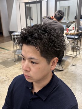 ザデイ カットアンドカルチャーショップ(THE DAY CUT&CULTURE SHOP) スパイキーパーマセンターパート/波巻きツイストスパイラル/千葉