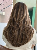 モルト 麻生(molt)&nbsp;バタフライハイレイヤーカット　ハイライト　海外ガール