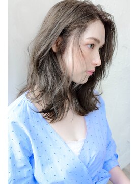 アリー 原宿 表参道(ALLY) [ALLY阿部]透明感バツグンな暗髪グレージュ×外ハネレイヤー