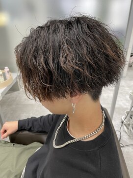 キートス(Kiitos) 【人気パーマ】ツイストスパイラル　センターパート　刈り上げ