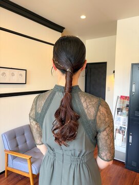 スリーバイザサロン(THREE by the salon) タイト艶ポニー