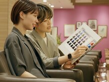 ソシエ 新百合ヶ丘店の雰囲気（ケア剤配合カラー[新百合ヶ丘駅/白髪ぼかしハイライト/ショート]）