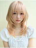 前髪あり　ミディアムレイヤー　ブリーチ　ハイトーン　ベージュ