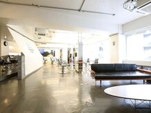 広々＆落ち着いた店内でリラックス空間を提供