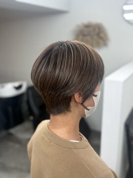 カーキ 甲府(khaki) 明るめハイライト×白髪ぼかしショート