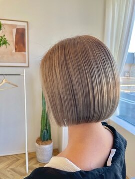 ローブ(L’AUBE) ミルクティーベージュカラーイルミナカラーショートボブカット