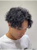 センターパートツイストスパイラルパーマツーブロック刈り上げ