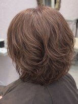 フッタ(Futta)&nbsp;ウェーブヘアスタイル×ピンクベージュ【西武新宿駅】【駅近】