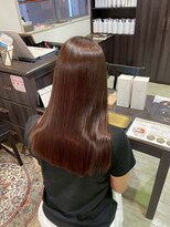 シー 岡崎(,SHE) 毛先まで吸い付くような潤い。完璧なツヤで魅せる極上ストレート