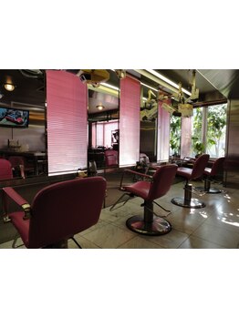 何でも相談しやすい雰囲気とアットホームな店内が魅力！温かい空間で居心地の良さも◎