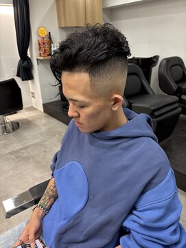 イントロバイフィーネ 渋谷(INTRO . by Fi-Ne) バーバービジネスオールバックスキンフェード/渋谷