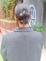 ウィーク 梅田(UiiC)&nbsp;ロングアレンジ 参列ヘア カチモリ風 下めタイトヘア uiic sachi