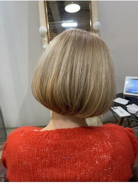 ビハインドザカーテン(BEHIND THE CURTAIN) ハイトーン×ボブ×ベージュ