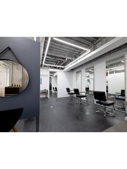 “シンプルで洗練された空間”が魅力。モノトーン調の店内で特別なサロンtimeをお過ごしください―。