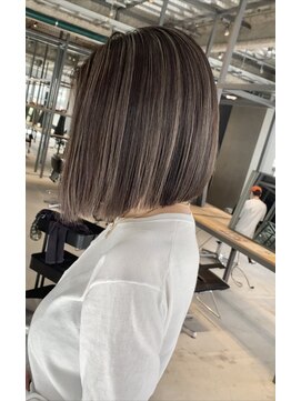 ビビッド(vivid) 白髪ぼかしハイライト肩上ボブ