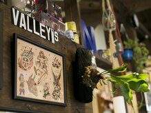 ヴァリーズ ヘア ショップ(Valley's Hair Shop)の雰囲気（ウッド調の店内はどんな季節も温かな雰囲気を演出。）