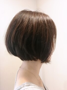 キキ(KIKI) フェミニンショートボブ