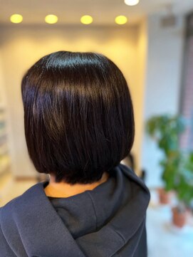 アークスヘアー 暗髪べージュ前下がりストレート大人ボブリップライン