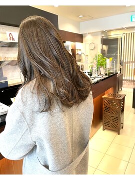 アトレ(attrait) *ブリーチなしダブルカラー グレージュ ロングヘア 天王寺