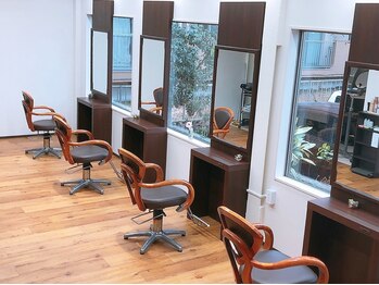 シェア サロン(SHARE SALON)の写真/丁寧なカウンセリングで、あなたにぴったりのカラーをご提案♪幅広い世代に愛される、通いやすい美容サロン