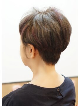 シャイニーソルン ノンジアミンカラーとピンクでアクセントカラーのショートヘア♪