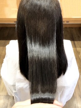 トゥインクル(Twinkle)の写真/【駐車場3台/美髪ストレート】縮毛特有のバシバシな固い手触りにはならず、柔らかく自然な仕上がりに―。