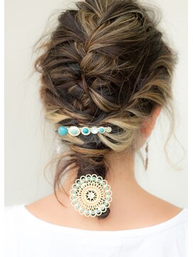 オーガスト ヘア ネイル(AUGUST hair nail) ねじり編み込みアレンジ