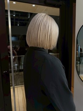 ステン(sten) 顎ラインボブ/ハイトーンボブ/ホワイトベージュ/タッセルボブ