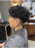 強めスパイラルで魅せる刈り上げメンズスタイル