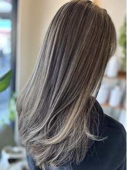 グレープバイン 港南台(GRAPEVINES)の写真/貴方の「なりたい」理想カラーを実現◇経験豊富なstylistが艶感あるお洒落なグレイカラーへ仕上げます。