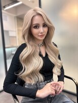 リリー(Lilley)&nbsp;【lilley 稲永麻衣】羽エクステ+ロングヘア+ブリーチ+韓国ヘア