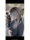 レイヤーボブハイライトブリーチレイヤーハイトーングレージュ