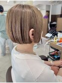 ベージュカラーのパツッとボブ