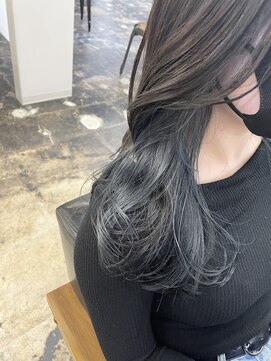 クロ(KURO.) ＃インナーカラー＃イヤリングカラー＃グレージュカラー