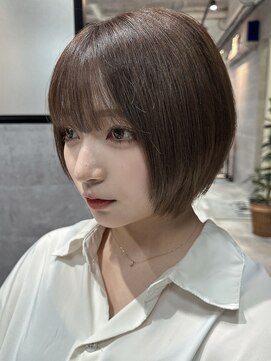 ルイス(L'wis) くびレイヤーエモージュグレージュカラーショート前髪パーマ