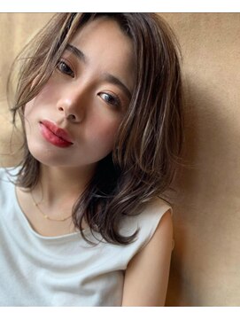 ヘアーデザイニング アルドール 透けカラー上品ミディスタイル♪