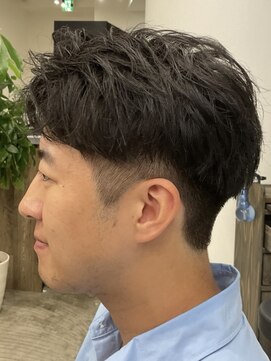 フイ 新宿3丁目(Hui) フェザーパーマ/グレーブルーカラー/刈り上げショートパンク