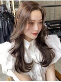 ロングヘアの色っぽ明るめベージュ