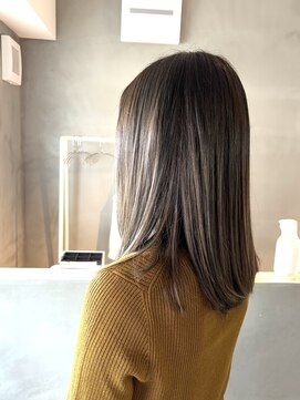 イン(yne.) 明るめアッシュ+ストレートスタイル