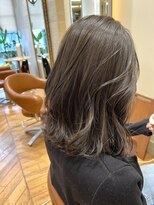 ビュートリアム265(BEAUTRIUM 265)&nbsp;ブリーチなしグレージュ透明感カラー 重めミディアム くびれヘア