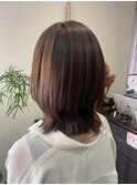 ツヤ感ブラウンが映える上品ミディアムひし形ボブスタイル