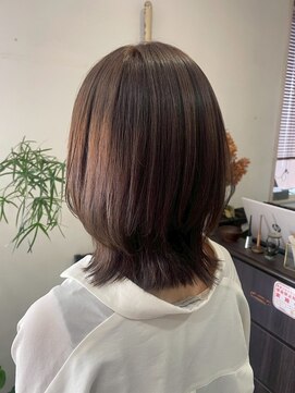 シー 岡崎(,SHE) ツヤ感ブラウンが映える上品ミディアムひし形ボブスタイル