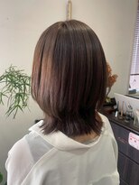 シー 岡崎(,SHE) ツヤ感ブラウンが映える上品ミディアムひし形ボブスタイル