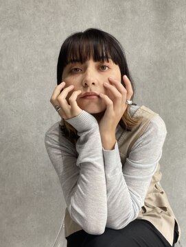 エルフィ(ELF=y) ちょっぴり個性的なミディアムウルフ