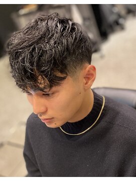 フランクスバーバーザスタンド(Frank’s barber the stand) ローテーパーフェード ナチュラルスペインカール