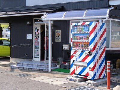 カットルームエリアの自動販売機が目印！