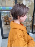 耳掛けショートヘアxグレージュカラーxチョコレート大人ショート