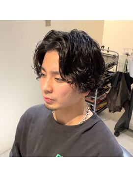 ガニメデ(GANYMEDE) センターパートスパイラルパーマツーブロックかき上げヘア<都島>