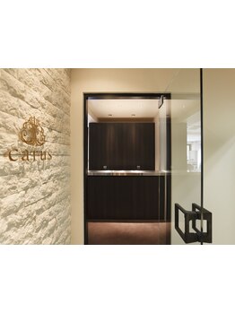 座席の間隔がゆったりと広い、こだわりの少人数プライベートサロン。贅沢空間でリラックスしたひと時を。