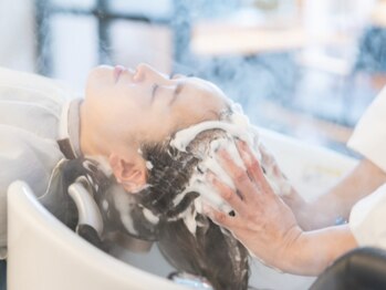 アトリエ ヘア クローゼット(atelier Hair Closet)の写真/極上のヘッドスパで日々の疲れを癒しながら、頭皮ケアやエイジングケアを体験◎大人女性、男性にオススメ◎